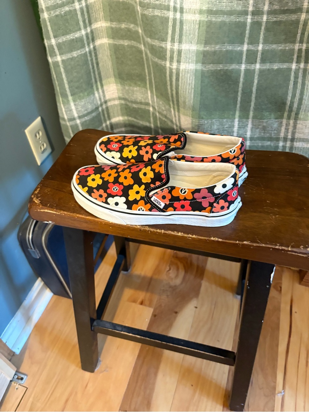 Vans Slip-On Sneakers with Retro Floral Print - Picture 5 of 10